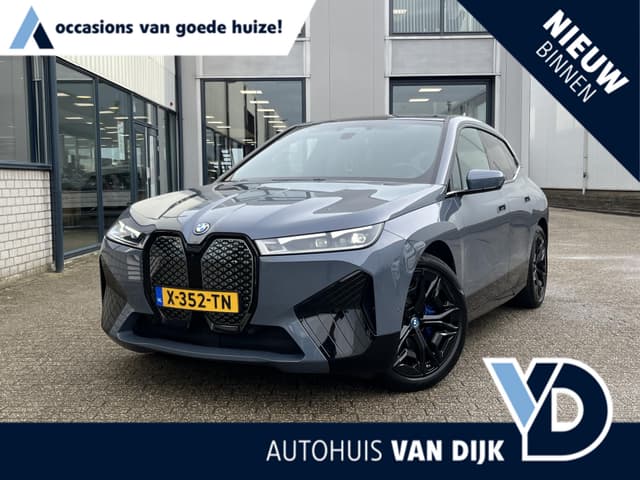 BMW iX xDrive50 Business Edition Plus 112 kWh | Nieuwprijs €128.798,-!!/NL Auto/1e Eig./Luchtvering/Navi/Pano.Dak/Leder/Elektr.Wegklapbare Trekhaak/Apple Car-Play-Android Auto