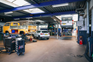 Autovakmeester Theo van der Heijden