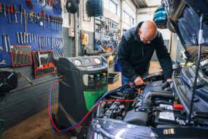 Autovakmeester Theo van der Heijden