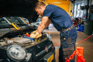 Autovakmeester Theo van der Heijden